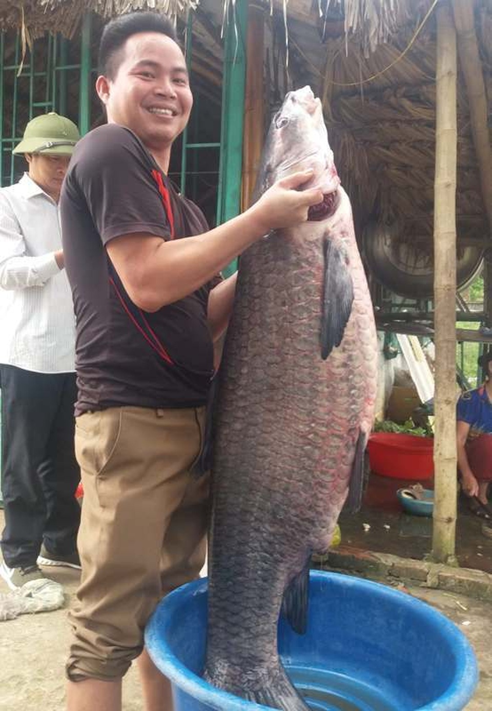 Bắt được trắm đen “khủng”, dài gần 1m, nặng hơn 33kg - 1 Bắt được trắm đen “khủng”, dài gần 1m, nặng hơn 33kg - 1