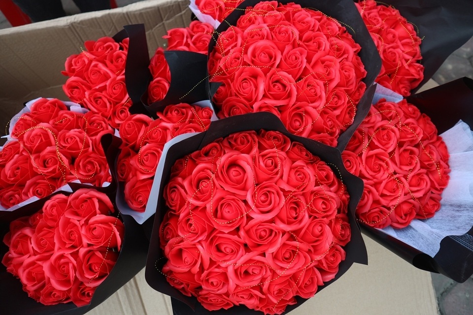 Đa dạng thị trường quà tặng Valentine nhưng sức mua khá yếu - 11 Đa dạng thị trường quà tặng Valentine nhưng sức mua khá yếu - 11