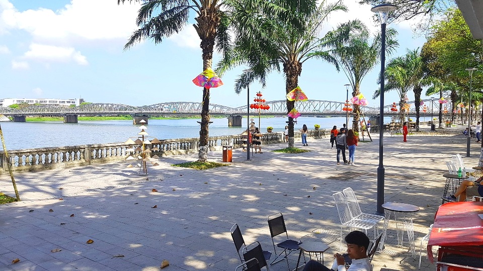 Ngắm Huế đẹp lạ lẫm trên những con đường đi bộ ven sông Hương - 1 Ngắm Huế đẹp lạ lẫm trên những con đường đi bộ ven sông Hương - 1