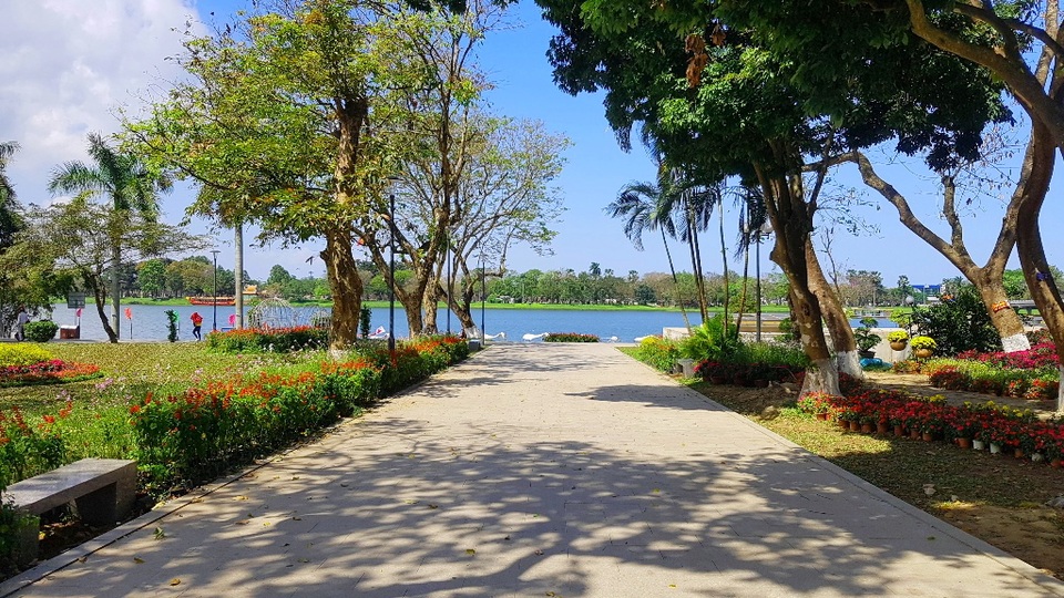 Ngắm Huế đẹp lạ lẫm trên những con đường đi bộ ven sông Hương - 24 Ngắm Huế đẹp lạ lẫm trên những con đường đi bộ ven sông Hương - 24