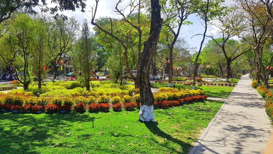 Ngắm Huế đẹp lạ lẫm trên những con đường đi bộ ven sông Hương - 22 Ngắm Huế đẹp lạ lẫm trên những con đường đi bộ ven sông Hương - 22