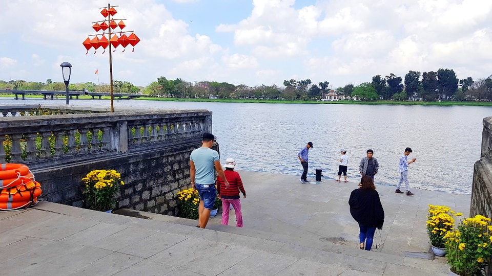Ngắm Huế đẹp lạ lẫm trên những con đường đi bộ ven sông Hương - 6 Ngắm Huế đẹp lạ lẫm trên những con đường đi bộ ven sông Hương - 6