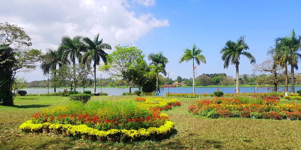 Ngắm Huế đẹp lạ lẫm trên những con đường đi bộ ven sông Hương - 13 Ngắm Huế đẹp lạ lẫm trên những con đường đi bộ ven sông Hương - 13