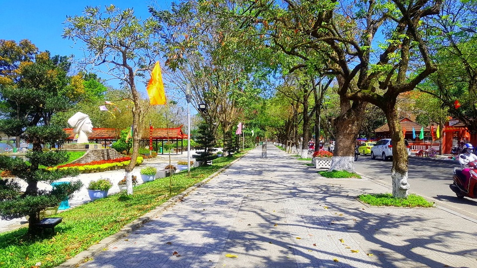 Ngắm Huế đẹp lạ lẫm trên những con đường đi bộ ven sông Hương - 20 Ngắm Huế đẹp lạ lẫm trên những con đường đi bộ ven sông Hương - 20