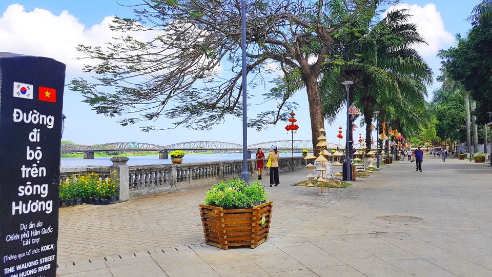 Ngắm Huế đẹp lạ lẫm trên những con đường đi bộ ven sông Hương - 2 Ngắm Huế đẹp lạ lẫm trên những con đường đi bộ ven sông Hương - 2