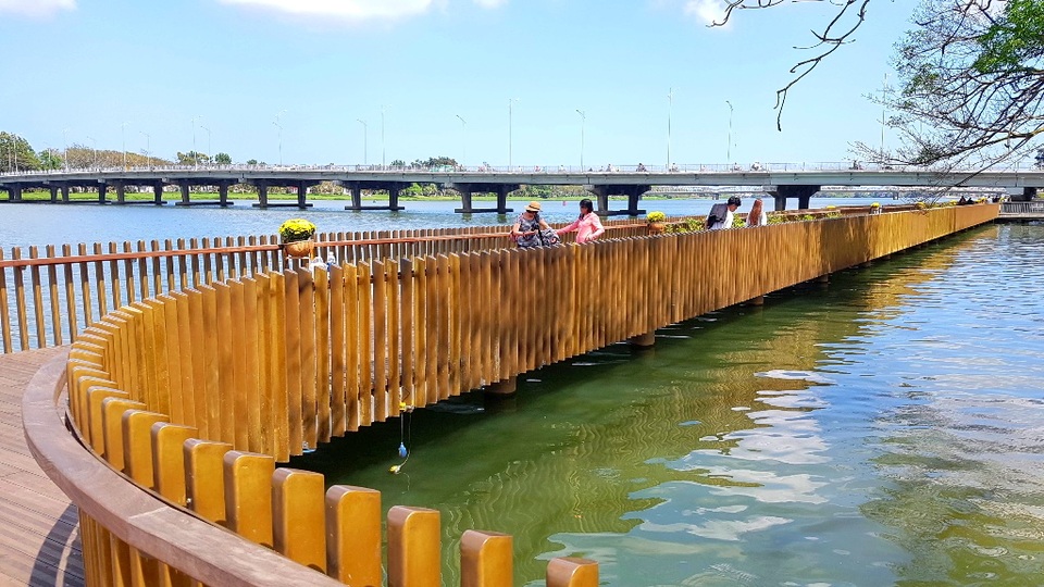 Ngắm Huế đẹp lạ lẫm trên những con đường đi bộ ven sông Hương - 27 Ngắm Huế đẹp lạ lẫm trên những con đường đi bộ ven sông Hương - 27