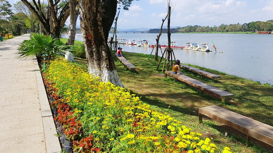 Ngắm Huế đẹp lạ lẫm trên những con đường đi bộ ven sông Hương - 7 Ngắm Huế đẹp lạ lẫm trên những con đường đi bộ ven sông Hương - 7