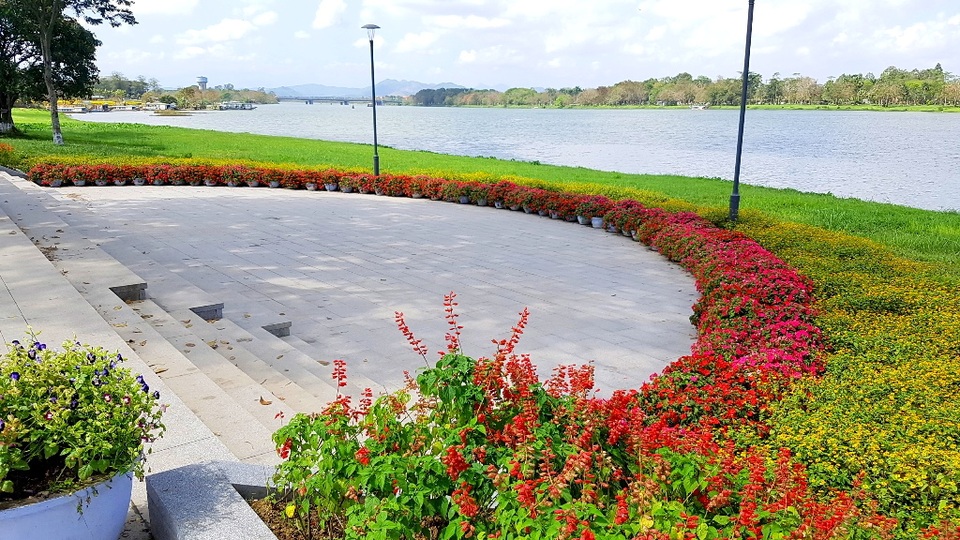 Ngắm Huế đẹp lạ lẫm trên những con đường đi bộ ven sông Hương - 10 Ngắm Huế đẹp lạ lẫm trên những con đường đi bộ ven sông Hương - 10