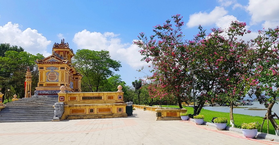 Ngắm Huế đẹp lạ lẫm trên những con đường đi bộ ven sông Hương - 11 Ngắm Huế đẹp lạ lẫm trên những con đường đi bộ ven sông Hương - 11