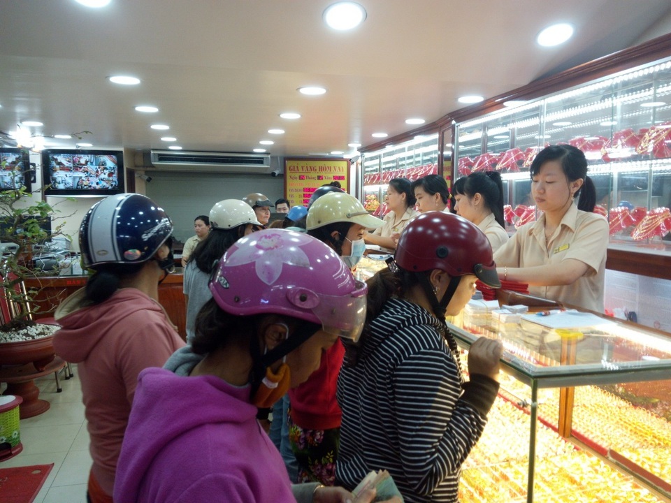 Ngày vía Thần Tài: Tiệm vàng không quá đông, vịt quay lại hút khách - 1 Ngày vía Thần Tài: Tiệm vàng không quá đông, vịt quay lại hút khách - 1