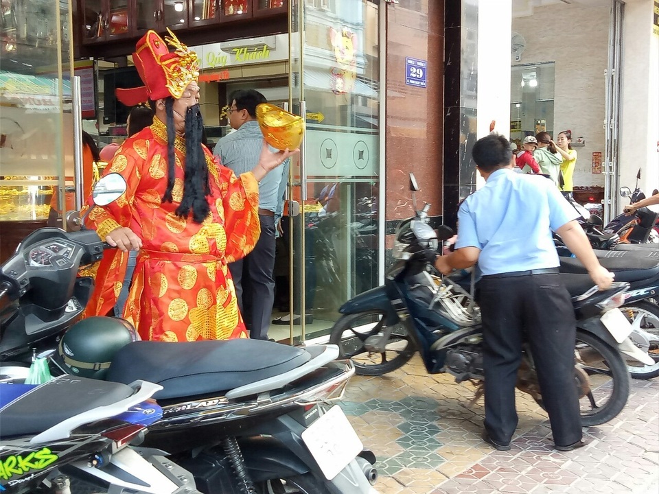 Ngày vía Thần Tài: Tiệm vàng không quá đông, vịt quay lại hút khách - 2 Ngày vía Thần Tài: Tiệm vàng không quá đông, vịt quay lại hút khách - 2