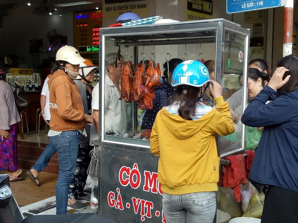 Ngày vía Thần Tài: Tiệm vàng không quá đông, vịt quay lại hút khách - 6 Ngày vía Thần Tài: Tiệm vàng không quá đông, vịt quay lại hút khách - 6