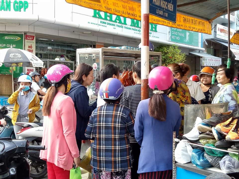 Ngày vía Thần Tài: Tiệm vàng không quá đông, vịt quay lại hút khách - 5 Ngày vía Thần Tài: Tiệm vàng không quá đông, vịt quay lại hút khách - 5