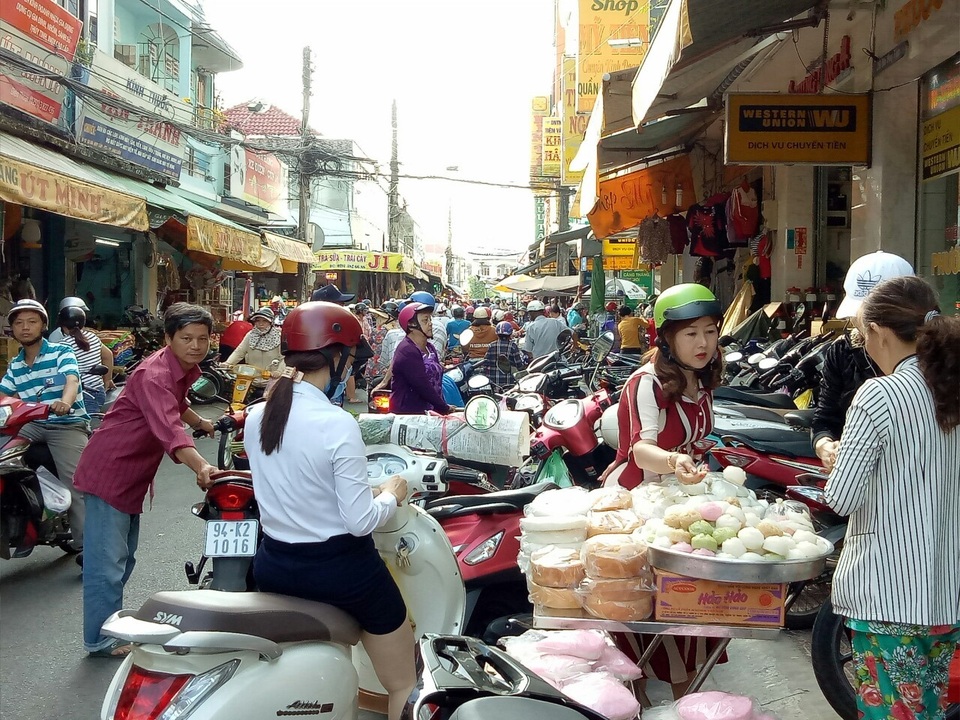 Ngày vía Thần Tài: Tiệm vàng không quá đông, vịt quay lại hút khách - 4 Ngày vía Thần Tài: Tiệm vàng không quá đông, vịt quay lại hút khách - 4
