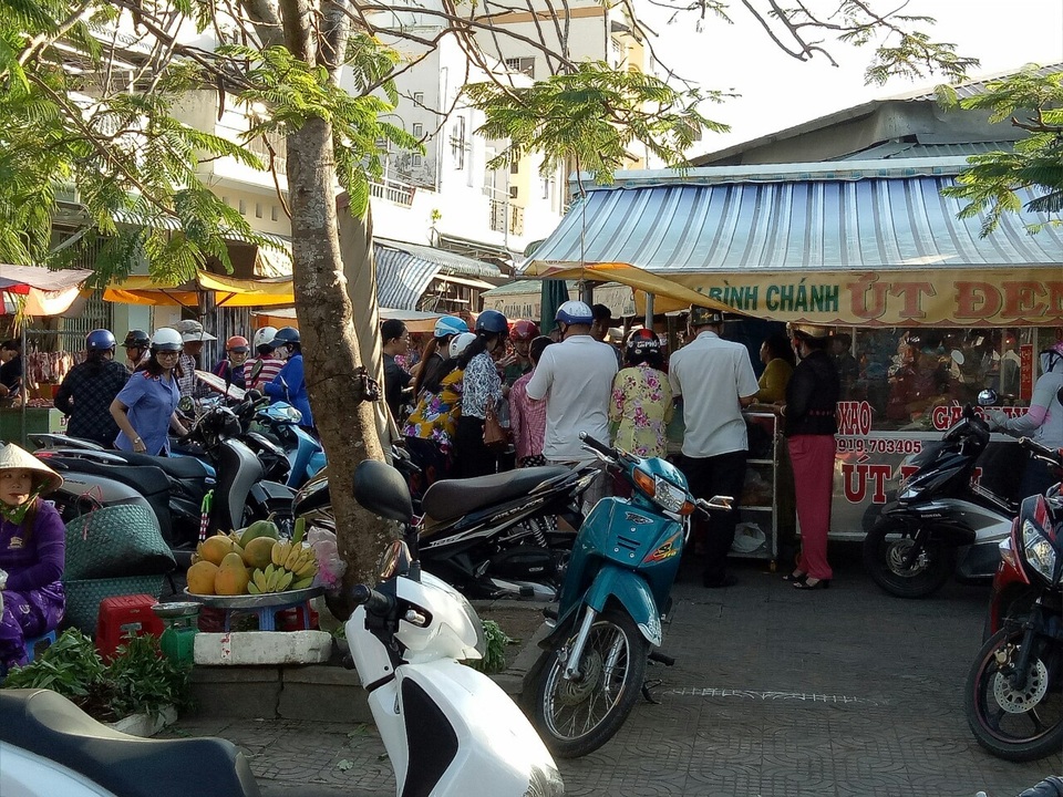 Ngày vía Thần Tài: Tiệm vàng không quá đông, vịt quay lại hút khách - 7 Ngày vía Thần Tài: Tiệm vàng không quá đông, vịt quay lại hút khách - 7