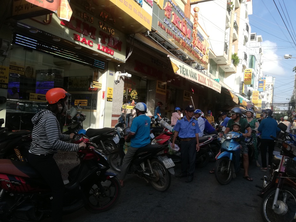 Ngày vía Thần Tài: Tiệm vàng không quá đông, vịt quay lại hút khách - 3 Ngày vía Thần Tài: Tiệm vàng không quá đông, vịt quay lại hút khách - 3