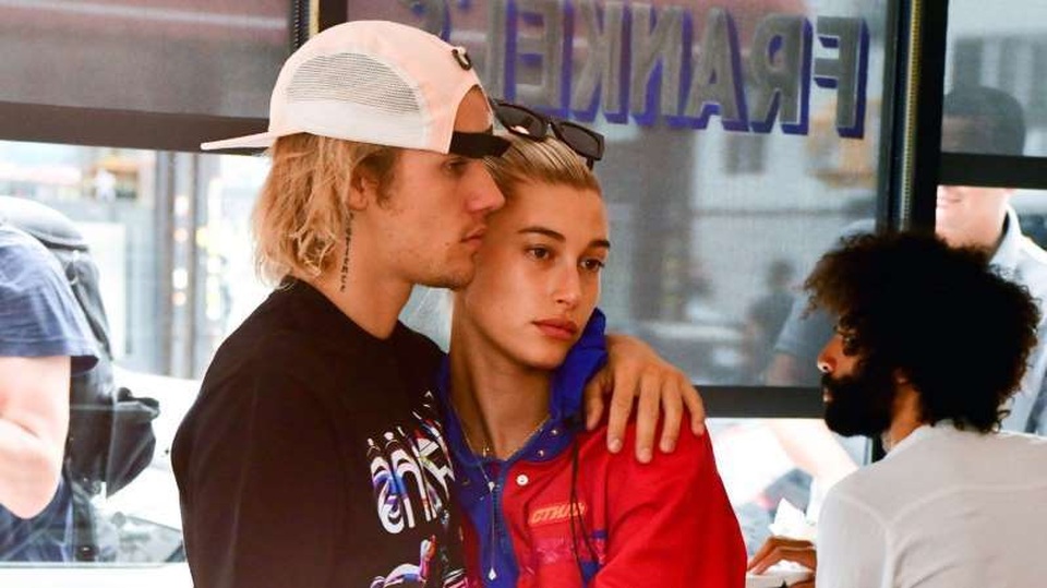 “Bà xã” Hailey Baldwin là nguồn động viên tinh thần lớn với Justin Bieber - 1