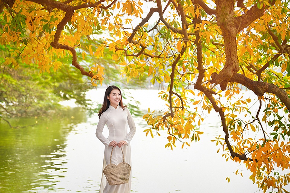 Thiếu nữ 9x tận hưởng vẻ lãng mạn mùa lộc vừng Hồ Gươm đổ lá vàng - 11 Thiếu nữ 9x tận hưởng vẻ lãng mạn mùa lộc vừng Hồ Gươm đổ lá vàng - 11