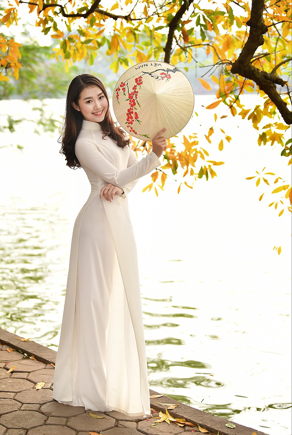 Thiếu nữ 9x tận hưởng vẻ lãng mạn mùa lộc vừng Hồ Gươm đổ lá vàng - 7 Thiếu nữ 9x tận hưởng vẻ lãng mạn mùa lộc vừng Hồ Gươm đổ lá vàng - 7