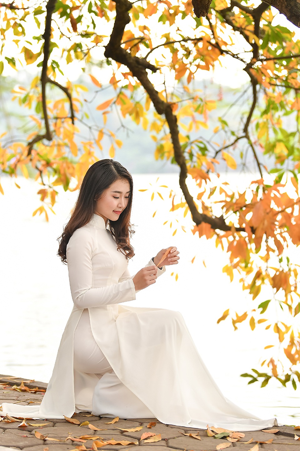 Thiếu nữ 9x tận hưởng vẻ lãng mạn mùa lộc vừng Hồ Gươm đổ lá vàng - 9 Thiếu nữ 9x tận hưởng vẻ lãng mạn mùa lộc vừng Hồ Gươm đổ lá vàng - 9