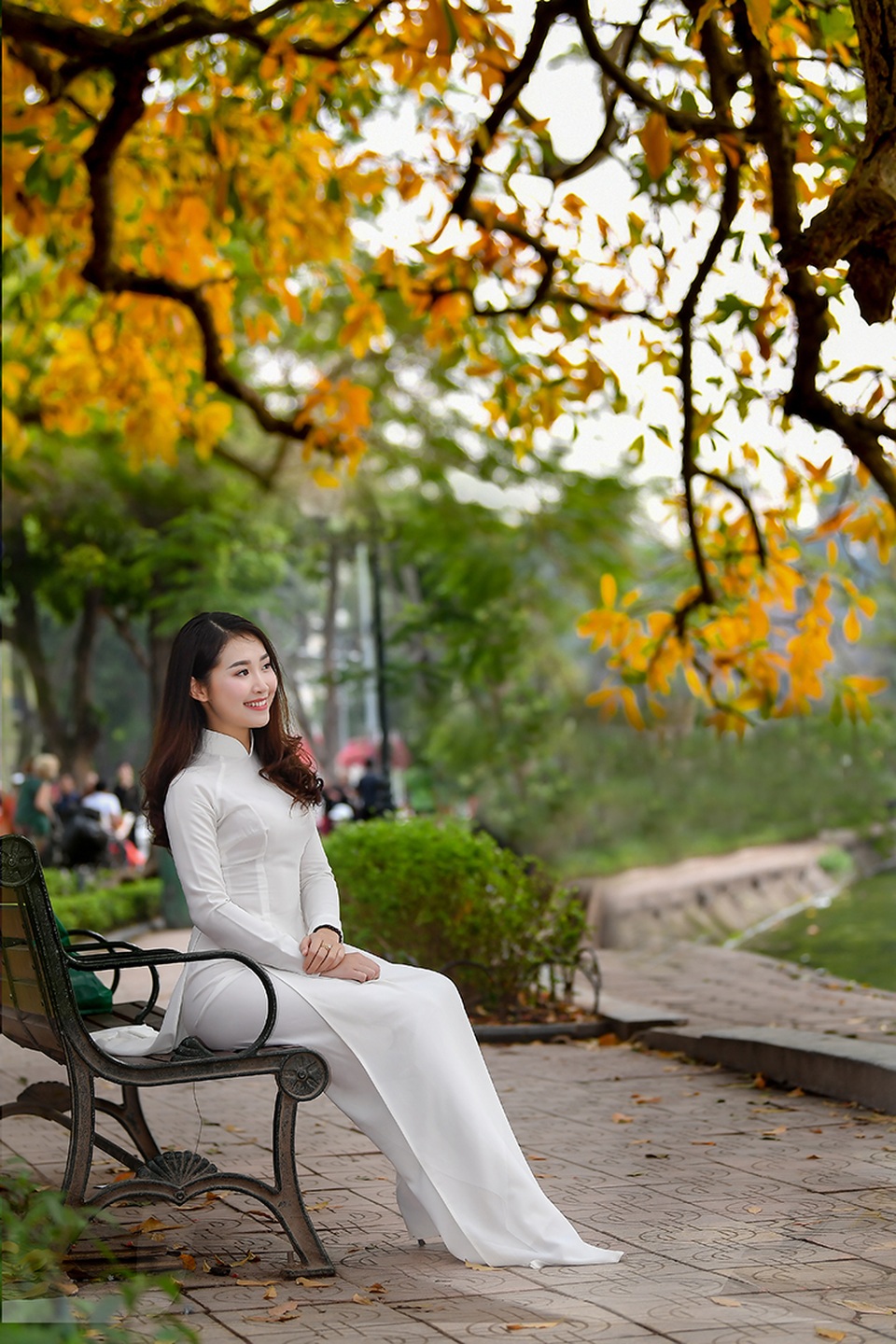 Thiếu nữ 9x tận hưởng vẻ lãng mạn mùa lộc vừng Hồ Gươm đổ lá vàng - 4 Thiếu nữ 9x tận hưởng vẻ lãng mạn mùa lộc vừng Hồ Gươm đổ lá vàng - 4