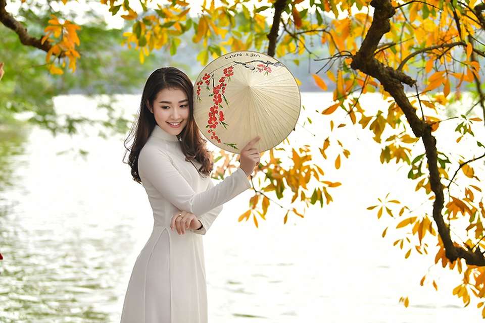 Thiếu nữ 9x tận hưởng vẻ lãng mạn mùa lộc vừng Hồ Gươm đổ lá vàng - 13 Thiếu nữ 9x tận hưởng vẻ lãng mạn mùa lộc vừng Hồ Gươm đổ lá vàng - 13