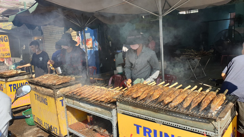 Phố cá lóc nướng ở Sài Gòn đông nghẹt ngày vía Thần tài Phố cá lóc nướng ở Sài Gòn đông nghẹt ngày vía Thần tài