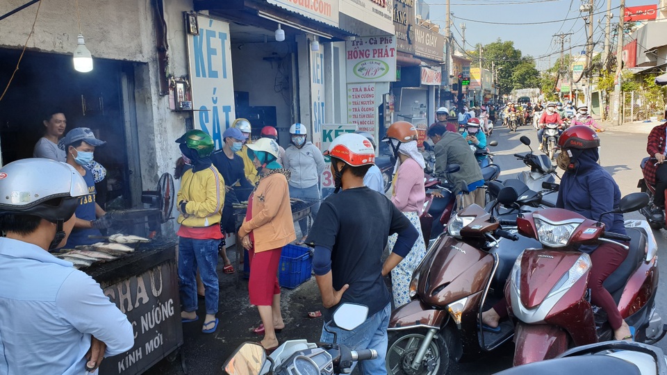 Phố cá lóc nướng ở Sài Gòn đông nghẹt ngày vía Thần tài Phố cá lóc nướng ở Sài Gòn đông nghẹt ngày vía Thần tài