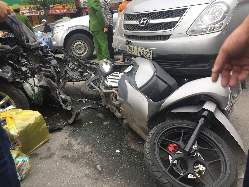 Hà Nội: Xe Mazda gây tai nạn liên hoàn, 3 người bị thương - 4 Hà Nội: Xe Mazda gây tai nạn liên hoàn, 3 người bị thương - 4