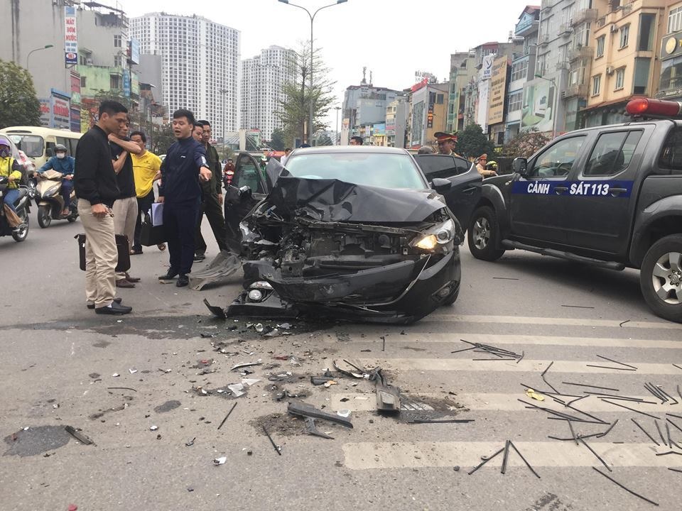Hà Nội: Xe Mazda gây tai nạn liên hoàn, 3 người bị thương - 2 Hà Nội: Xe Mazda gây tai nạn liên hoàn, 3 người bị thương - 2
