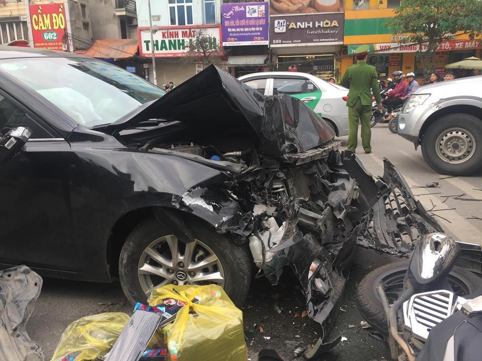 Hà Nội: Xe Mazda gây tai nạn liên hoàn, 3 người bị thương - 1 Hà Nội: Xe Mazda gây tai nạn liên hoàn, 3 người bị thương - 1