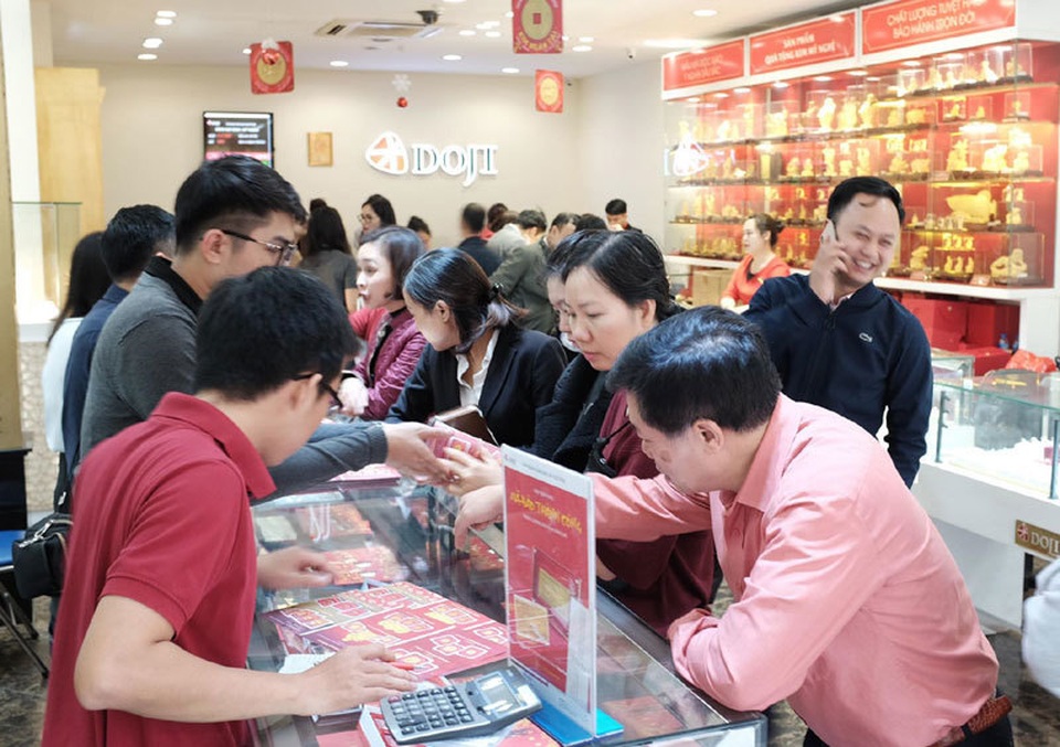 Tặng vợ 60 nhẫn vàng Thần tài mừng lễ Tình nhân: Bí mật của anh thợ điều hòa - 1 Tặng vợ 60 nhẫn vàng Thần tài mừng lễ Tình nhân: Bí mật của anh thợ điều hòa - 1
