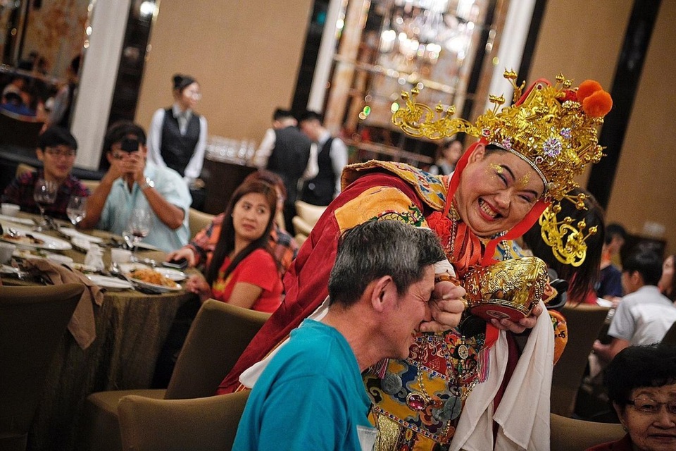 Thần Tài “đắt sô” trong ngày năm mới - 1