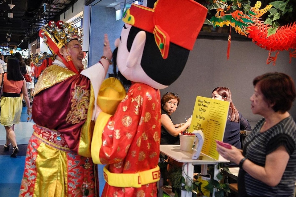 Thần Tài “đắt sô” trong ngày năm mới - 2