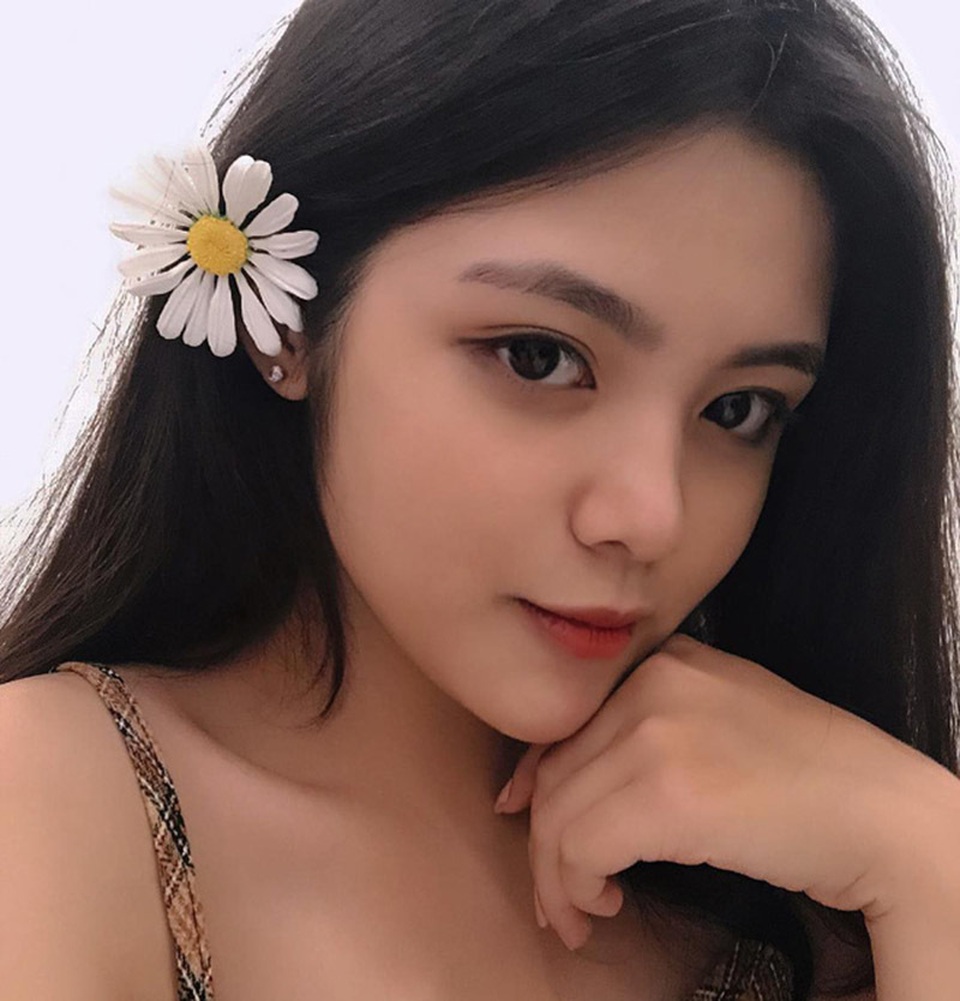 Thiếu nữ 17 tuổi gây “sốt” mạng: “Em không hề trang điểm quá nhiều” - 2 Thiếu nữ 17 tuổi gây “sốt” mạng: “Em không hề trang điểm quá nhiều” - 2