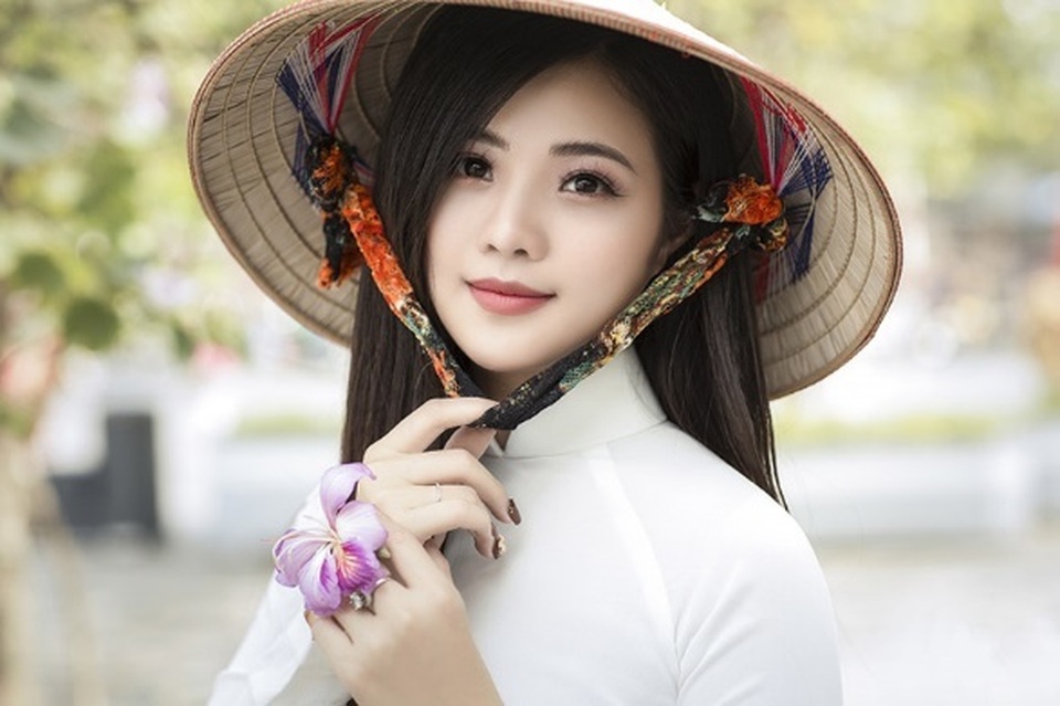 Thiếu nữ xinh đẹp đội nón lá khoe sắc với hoa ban - 1 Thiếu nữ xinh đẹp đội nón lá khoe sắc với hoa ban - 1
