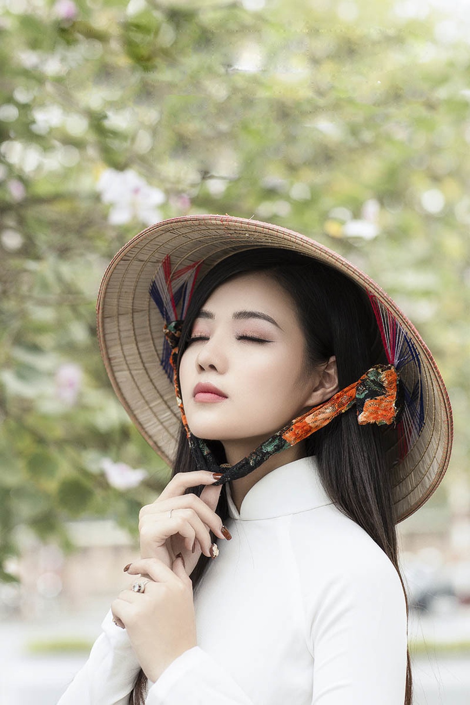 Thiếu nữ xinh đẹp đội nón lá khoe sắc với hoa ban - 2 Thiếu nữ xinh đẹp đội nón lá khoe sắc với hoa ban - 2