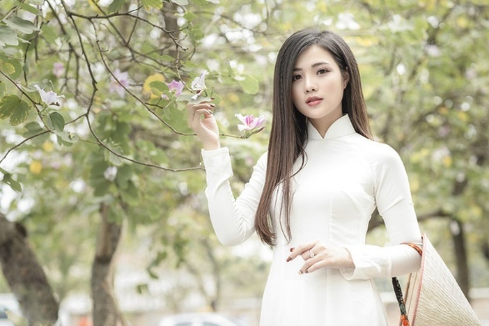 Thiếu nữ xinh đẹp đội nón lá khoe sắc với hoa ban - 3 Thiếu nữ xinh đẹp đội nón lá khoe sắc với hoa ban - 3