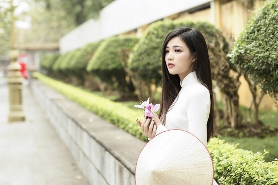 Thiếu nữ xinh đẹp đội nón lá khoe sắc với hoa ban - 5 Thiếu nữ xinh đẹp đội nón lá khoe sắc với hoa ban - 5
