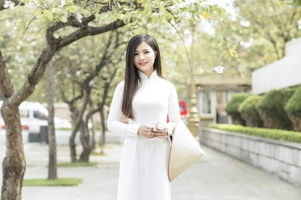 Thiếu nữ xinh đẹp đội nón lá khoe sắc với hoa ban - 6 Thiếu nữ xinh đẹp đội nón lá khoe sắc với hoa ban - 6