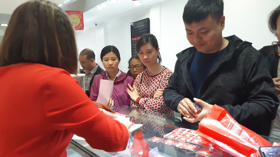 Thiếu gia Hà Nội mua nhanh 40 chỉ vàng cầu may ngày Valentine - 5 Thiếu gia Hà Nội mua nhanh 40 chỉ vàng cầu may ngày Valentine - 5