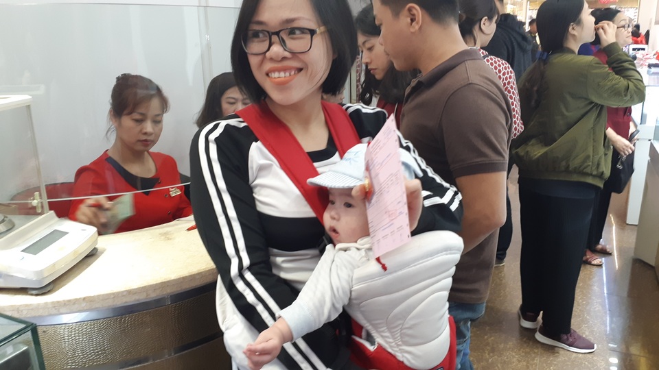 Thiếu gia Hà Nội mua nhanh 40 chỉ vàng cầu may ngày Valentine - 2 Thiếu gia Hà Nội mua nhanh 40 chỉ vàng cầu may ngày Valentine - 2