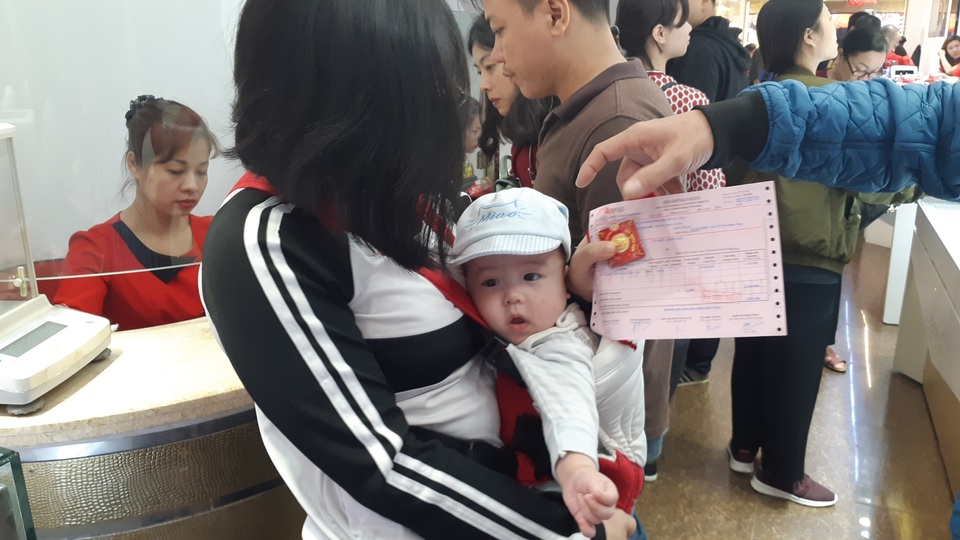 Thiếu gia Hà Nội mua nhanh 40 chỉ vàng cầu may ngày Valentine - 1 Thiếu gia Hà Nội mua nhanh 40 chỉ vàng cầu may ngày Valentine - 1