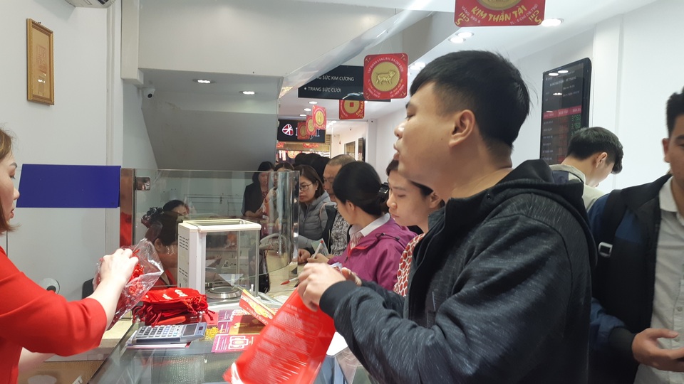 Thiếu gia Hà Nội mua nhanh 40 chỉ vàng cầu may ngày Valentine - 4 Thiếu gia Hà Nội mua nhanh 40 chỉ vàng cầu may ngày Valentine - 4