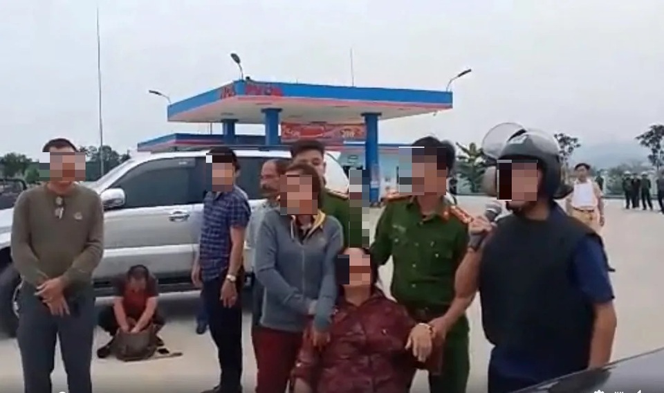 Nhiều giờ vây bắt nhóm đối tượng nghi buôn hàng cấm ôm hàng nóng cố thủ - 4 Nhiều giờ vây bắt nhóm đối tượng nghi buôn hàng cấm ôm hàng nóng cố thủ - 4