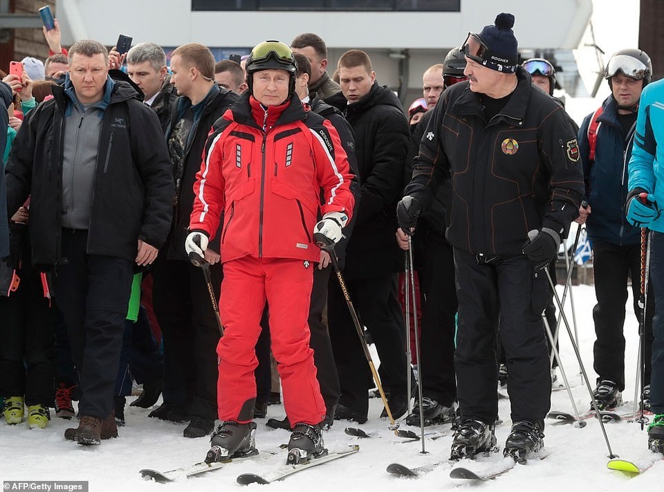 Ông Putin trượt tuyết cùng Tổng thống Belarus - 1