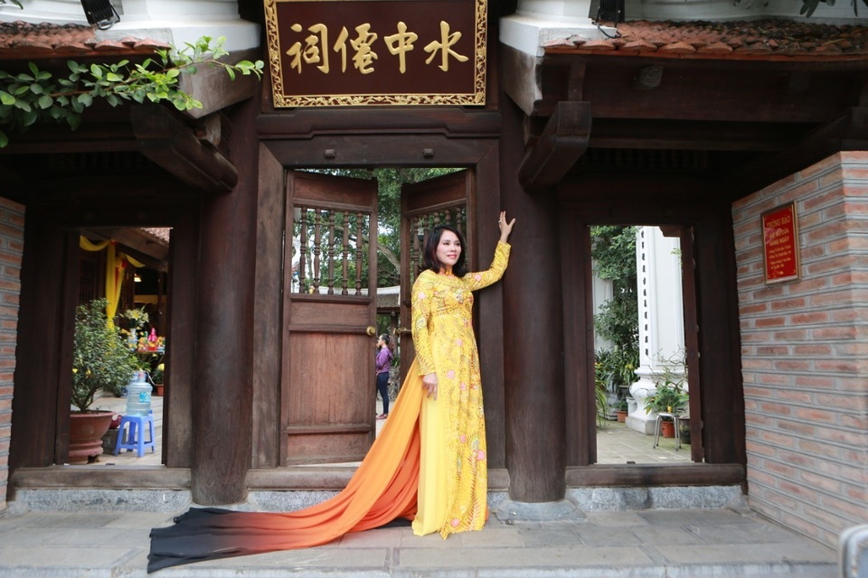Hoa hậu thế giới doanh nhân 2019 mặc áo dài đấu giá 450 triệu đồng lễ chùa đầu năm - 1 Hoa hậu thế giới doanh nhân 2019 mặc áo dài đấu giá 450 triệu đồng lễ chùa đầu năm - 1