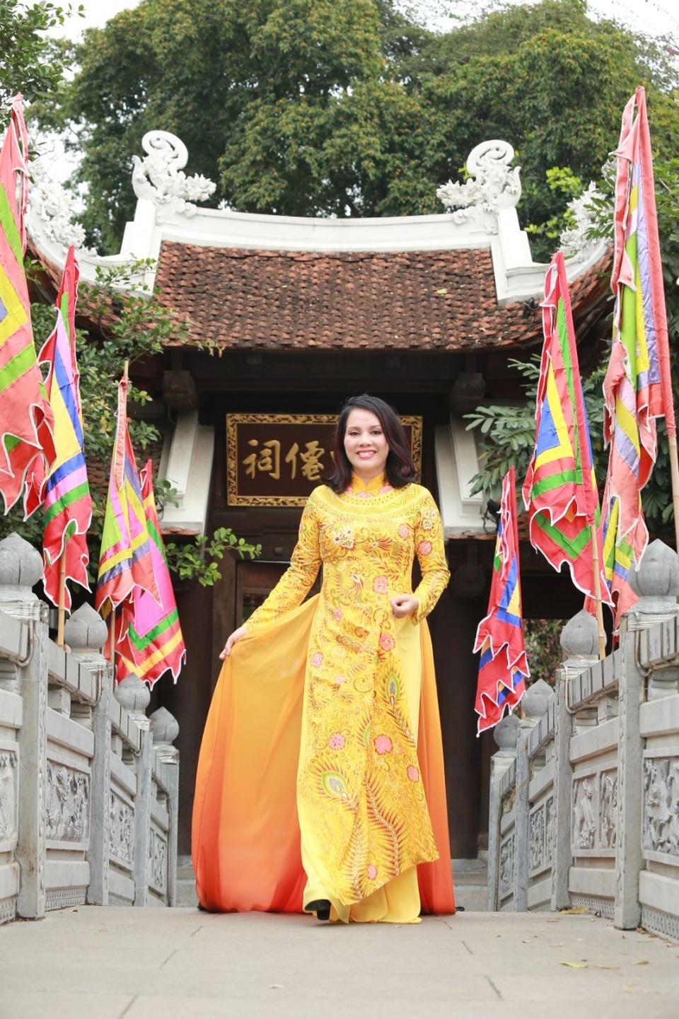 Hoa hậu thế giới doanh nhân 2019 mặc áo dài đấu giá 450 triệu đồng lễ chùa đầu năm - 2 Hoa hậu thế giới doanh nhân 2019 mặc áo dài đấu giá 450 triệu đồng lễ chùa đầu năm - 2