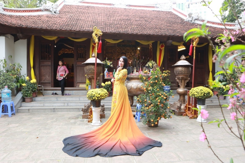 Hoa hậu thế giới doanh nhân 2019 mặc áo dài đấu giá 450 triệu đồng lễ chùa đầu năm - 3 Hoa hậu thế giới doanh nhân 2019 mặc áo dài đấu giá 450 triệu đồng lễ chùa đầu năm - 3