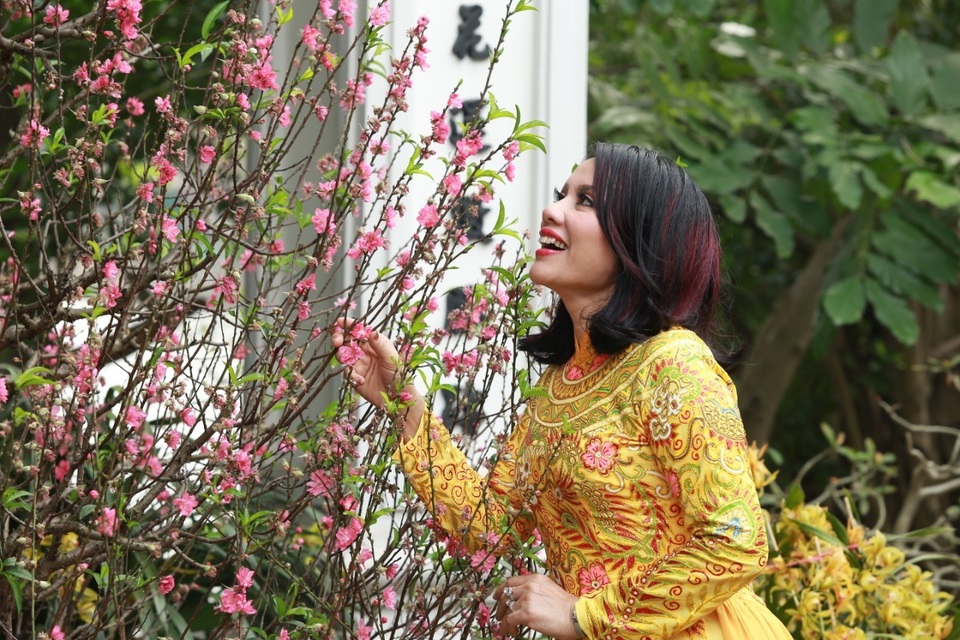 Hoa hậu thế giới doanh nhân 2019 mặc áo dài đấu giá 450 triệu đồng lễ chùa đầu năm - 4 Hoa hậu thế giới doanh nhân 2019 mặc áo dài đấu giá 450 triệu đồng lễ chùa đầu năm - 4